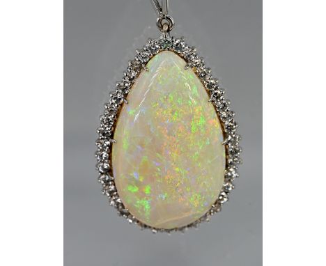 Großer, prunkvoller Anhänger mit Opal-Cabochon, wohl Australien, 29,15 ct, und 40 Brillanten, zus. ca. 1,3 ct, Juwelierarbeit