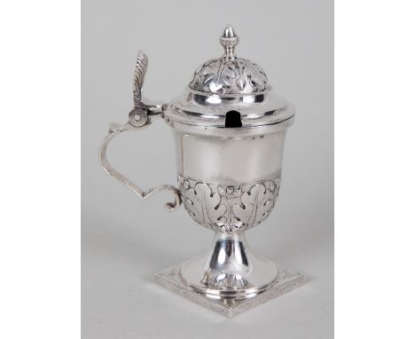 Silbernes Senfgefäß, Deutschland, 20. Jahrhundert 800/- Silber; Gewicht: ca. 166 g (ohne Glaseinsatz); ovoidförmiger Korpus m
