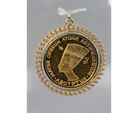 Goldener Vintage-Münzanhänger, um 1961, Aureus Magnus Nofretete, 980/- und 585/-, sign. WG, 20. Jh. 980/- und 585/- Gelbgold;