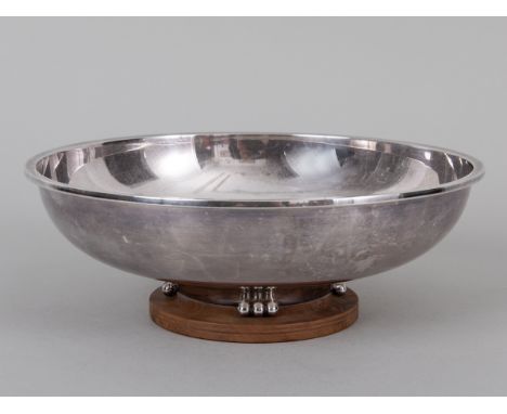 Silberne Anbietschale, Norden, Anfang 20. Jh. 835/- Silber; Gewicht der Schale: ca. 282 g, Holzfuß: ca. 59 g; runde Anbietsch