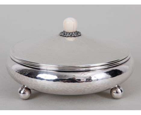 Deckeldose mit Hammerschlagdekor, Wilhelm Binder, Schwäbisch Gmünd, 20. Jahrhundert 835/- Silber; Gewicht: ca. 299 g; Silbers
