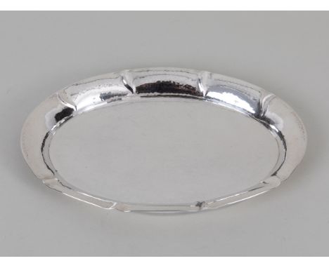Kleines Chippendale Anbiettablett, Hugo Böhm, Schwäbisch Gmünd, 20. Jahrhundert 800/- Silber; Gewicht: ca. 248 g; ovoidförmig