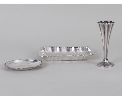 Dreiteiliges Silber-Konvolut, Deutschland, 20. Jahrhundert Verschiedene Legierungen; Gesamtgewicht: ca. 296 g (Standfuß der V
