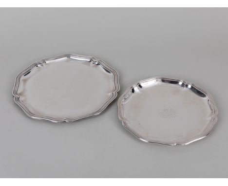 Paar Chippendale-Präsentierplatten, 2. Hälfte 20. Jahrhundert Verschiedene Silberlegierungen; Gesamtgewicht: ca. 846 g; Konvo