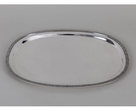 Großes Silbertablett, Wilkens und Söhne, Bremen, 20. Jahrhundert 835/- Silber; Gewicht: ca. 1120 g; länglich ovales Tablett m