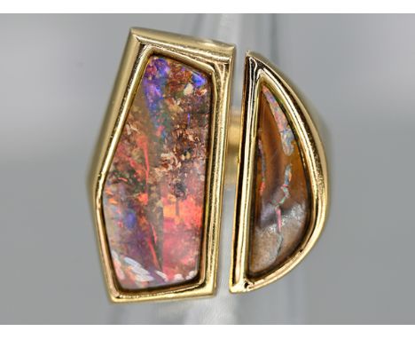 Avantgardistischer massiver Gold-Ring mit Opal-Matrix, Goldschmiedearbeit, 90er Jahre 750/- Gelbgold; Gesamtgewicht: ca. 34,2