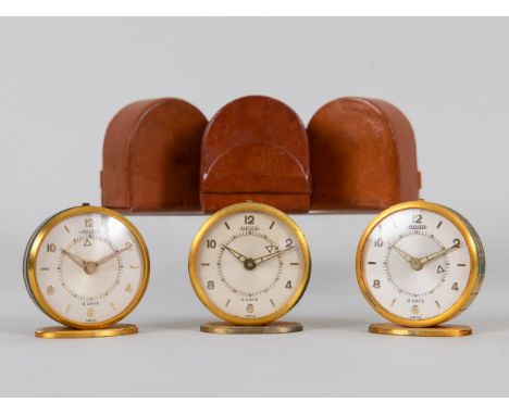 Drei Reisewecker mit 8-Tagewerk, Jaeger-LeCoultre, Schweiz, 1950er Jahre Goldfarbenes Messinggehäuse; drei Reise-/Tischwecker