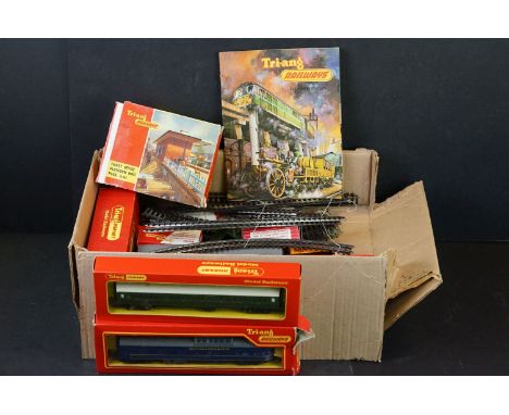 Collection of Triang & Hornby OO gauge model railway to include 3 x boxed items of rolling stock (R750, R749 & R445), boxed R