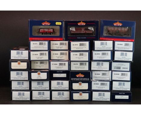 39 Boxed Bachmann OO gauge items of rolling stock to include 37586, 38675, 37583A, 33304, 33551C etc, duplication 