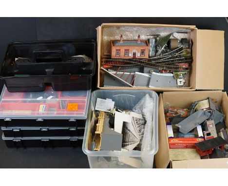 Quantity of OO gauge model railway accessories to include trackside buildings, scenery, vehicles, boxed Bachmann Scenecraft D