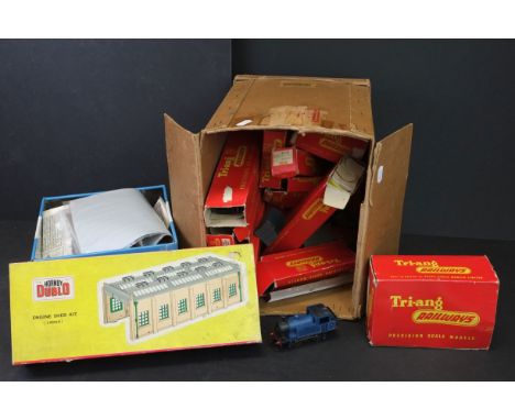 Quantity of OO gauge model railway to include boxed Triang rolling stock, boxed Triang R52 0-6-0 locomotive in black livery (