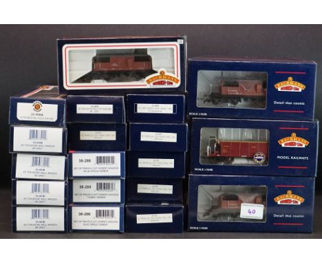 19 Boxed Bachmann OO gauge items of rolling stock to include 33901B, 38286, 38285, 38286, 33275, 33825A etc, duplication 