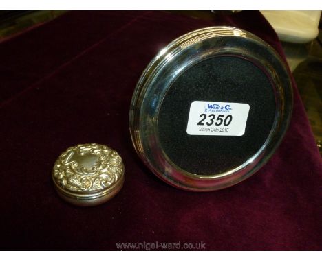 A circular Silver Photograph frame and an embossed Silver pill or snuff Box