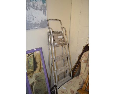 METAL STEP LADDER