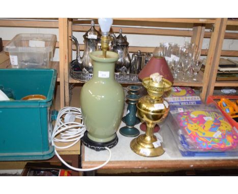 BOX OF MIXED ITEMS TO INCLUDE TABLE LAMP, CLOTHES AIRER ETC