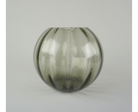 Turmalin-Kugelvase, Wilhelm Wagenfeld für WMF, 1960er Jahre Rauchglas, HxD 17x20cm