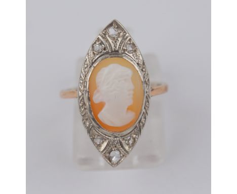 Ring mit Muschelkamee und 6 kleinen Diamanten, 333er Weiß- und Rotgold, Art déco spitz-ovaler, verzierter Weißgold-Ringkopf m