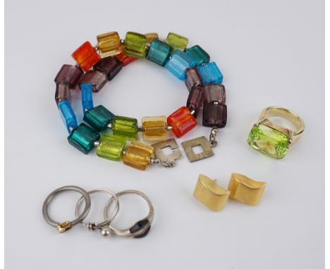 Konvolut Schmuck: Glaskette, 4 Ringe und Paar Ohrstecker Kette mit farbigen Glassteinen, wohl Murano, L.44cm; 3 Ringe, tlw.Si