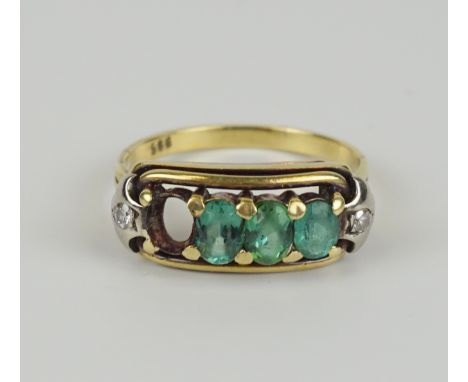 Ring mit 3 ovalen, smaragdgrünen Steinen und 2 Diamanten, 585er Gold, Gew.3,68g 3 von 4 smaragdgrünen Steinen, nebeneinander 