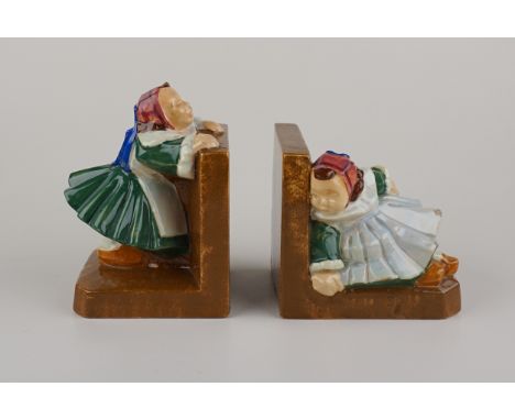 Paar Buchstützen " Spielende Mädchen",  Jim Eugène Sévellec (1897-1971)  für Henriot Quimper, Frankreich  Terrakotta, polychr