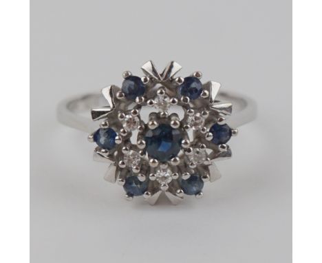 Ring mit 6 Brillanten und 7 Saphiren, 585er Weißgold blütenförmiger Ringkopf mit Saphiren und 6 Brillanten in Krappenfassung,