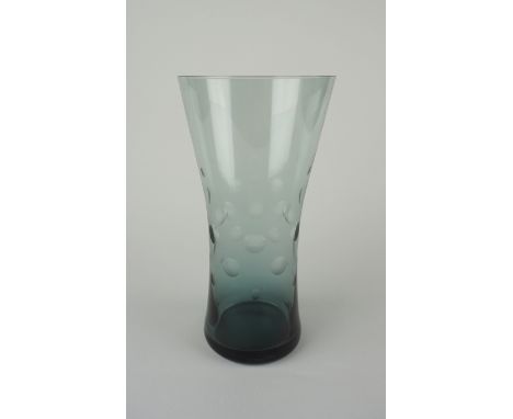 Turmalin-Vase mit Punktschliff, Wilhelm Wagenfeld für WMF, 1960er Jahre Grünglas, HxD 24,5x13,2cm