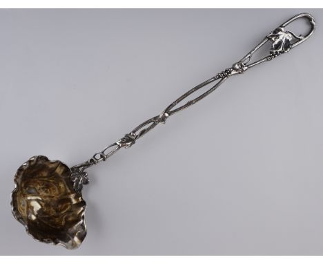 Bowlenkelle mit Astwerkgriff, WMF, um 1890/1900 Messing versilbert, verschlungener Astwerkgriff mit Weinlaubdekor und blattfö