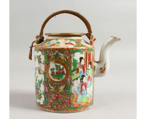 A 19TH CENTURY CHINESE CANTON PORCELAIN TEAPOT AND COVER, 12.5cm high.