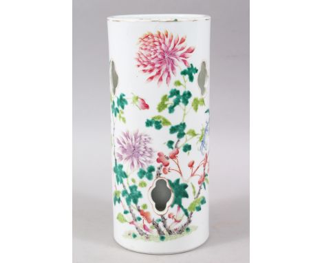 A GOOD EARLY 20TH CENTURY CHINESE REPUBLIC PORCELAIN FAMILLE ROSE HAT STAND, decorated with scenes of native flora, the base 