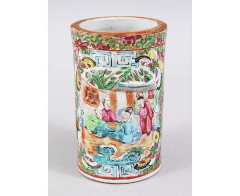 A GOOD 19TH CENTURY CHINESE CANTON FAMILLE ROSE PORCELAIN BRUSH WASHER, with pierced decoration and panels of moulded figures