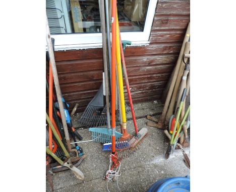Quantity of Garden Tools 