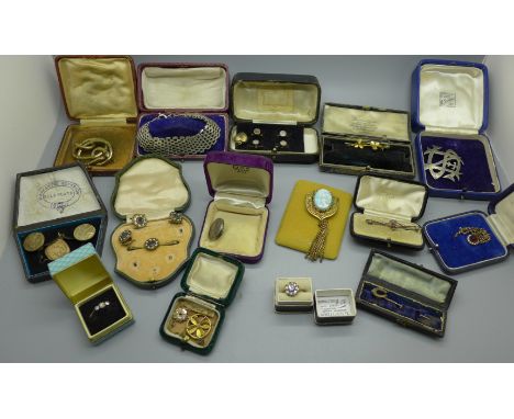 Assorted vintage jewellery including silver 