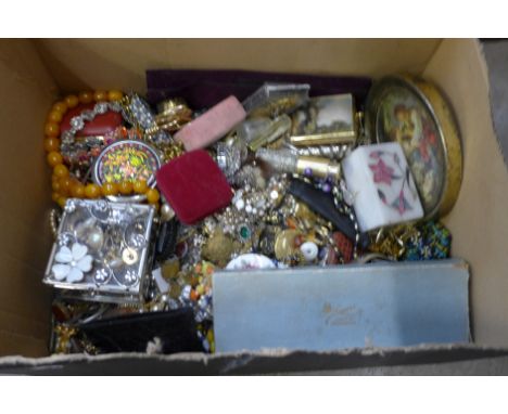 A large collection of vintage jewellery, etc. 