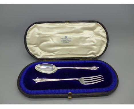 An Edwardian silver christening set, fork and spoon, Chester 1908, 55g, in fitted case 