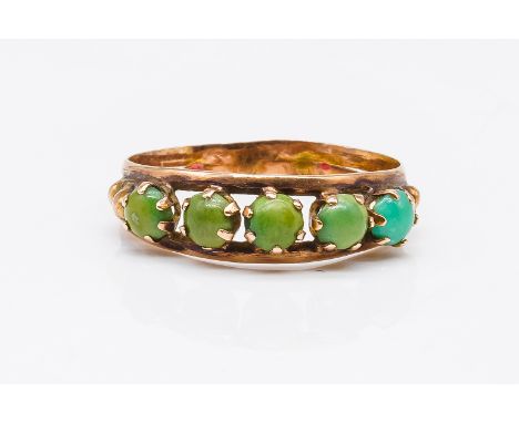 A GOLD AND TURQUOISE FIVE STONE RINGDecorated with beaded shoulders, detailed 14 to the exterior of the band, ring size M, gr