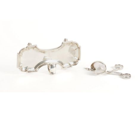 AN 18TH CENTURY SILVER CANDLES SNUFFER'S TRAY AND A PAIR OF CANDLE SNUFFERS (2)The tray of shaped rectangular form with a scr
