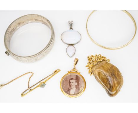 SIX ITEMS OF JEWELLERY (6)Comprising; a gold bangle detailed 585, weight 4.2 gms, a gold mounted circular pendant locket, det