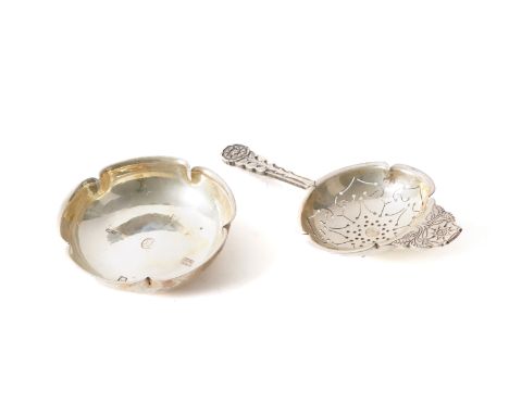 A SILVER TEA STRAINER AND STAND (2)Each piece of Tudor Rose inspired design by R E Stone, London 1953, weight 126 gmsConditio