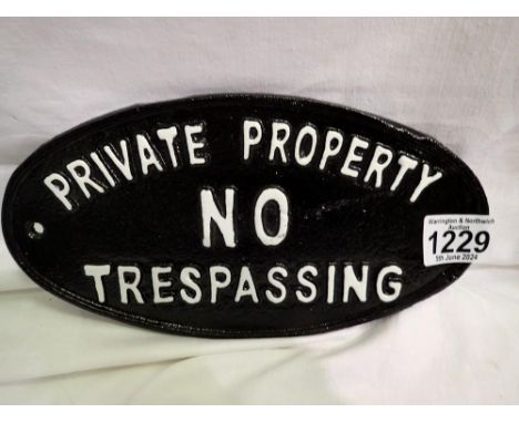 Cast iron oval No Trespassing sign, L: 24 cm. UK P&amp;P Group 1 (£16+VAT for the first lot and £2+VAT for subsequent lots) 