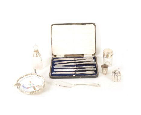 A set of six silver handled tea knives, Cooper Brothers &amp; Sons Ltd, Sheffield 1918, cased, silver topped jar, silver rimm