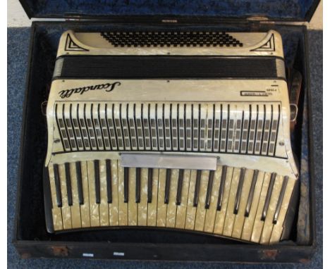 Cream marbled plastic piano accordion in carrying case.(B.P. 24% incl. VAT)