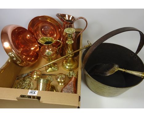 Copper and brass powder flask, brass jam pan, copper pan and other brass and copper in one box    Condition Report   Click he