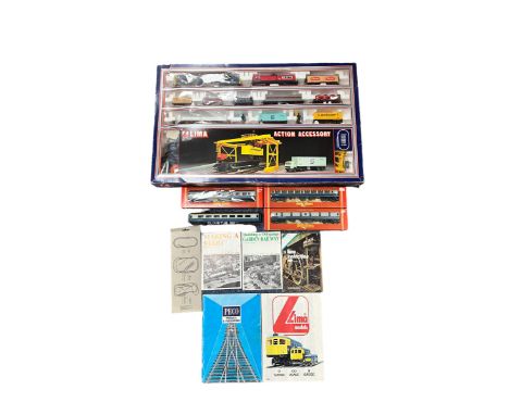 OO gauge collection, generally excellent in excellent to good plus boxes, with Lima Operating Container Terminal set No. 1076