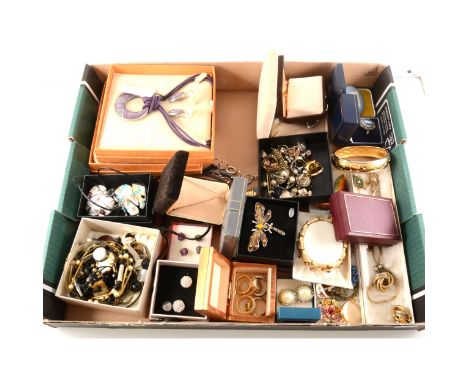 A tray of modern and vintage costume jewellery, two boxed Buckingham necklace/earring suites, Wedgwood blue and white jasperw