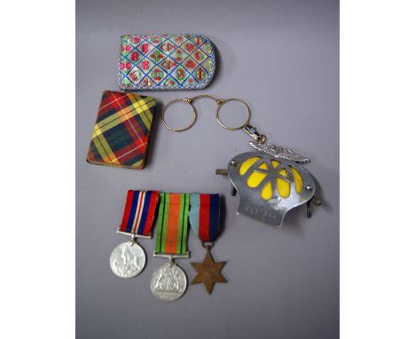 Mixed collectibles, to include a trio of WWII medals, a vintage AA badge, a book of Robert Burns' poems and a pair of cased p