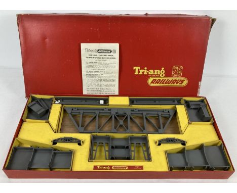 A boxed Tri-ang OO gauge R.260 Girder Bridge Presentation Set. Box has age related damage to ends and corners. Complete with 