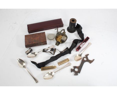 Mixed works of art, to include a gilt metal nurses belt buckle, small compass, simulated pearl necklace, serviette rings etc.
