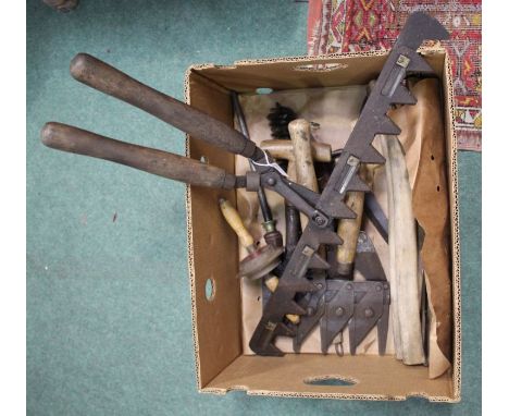 Garden hand tools, to include scissor action hedge trimmers, Genuflexure folding tool handle, trowel etc. (qty)