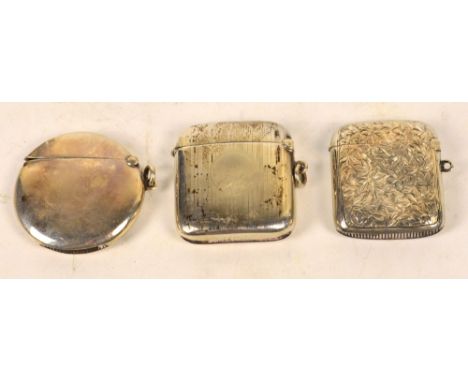 An Edward VII hallmarked silver plain circular vesta, Deakin & Francis, Birmingham 1902, a curved example with striped engine