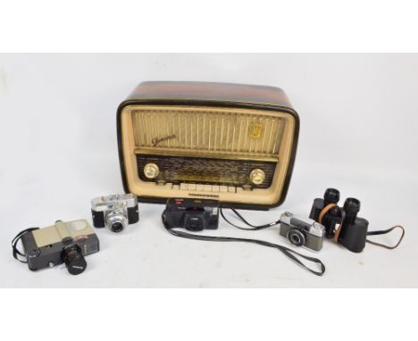 A collection of mid 1920s cameras including a cased Voightlander Vitomatic II, a cased Pentax Zoom 60, and an Sankyo cine cam